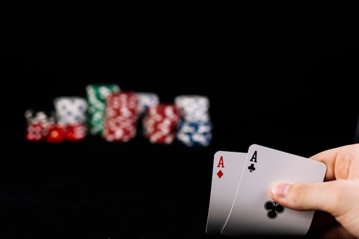 Hand strength indicators help you assess your cards quickly. Close-up of three Sakong cards showing hand strength visual indicators
